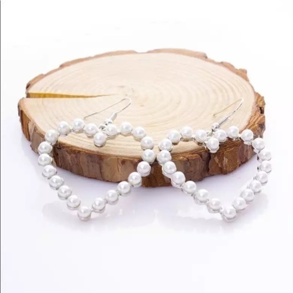 3/$30 š¤ Silver Hollowed Pearl Heart Earring
